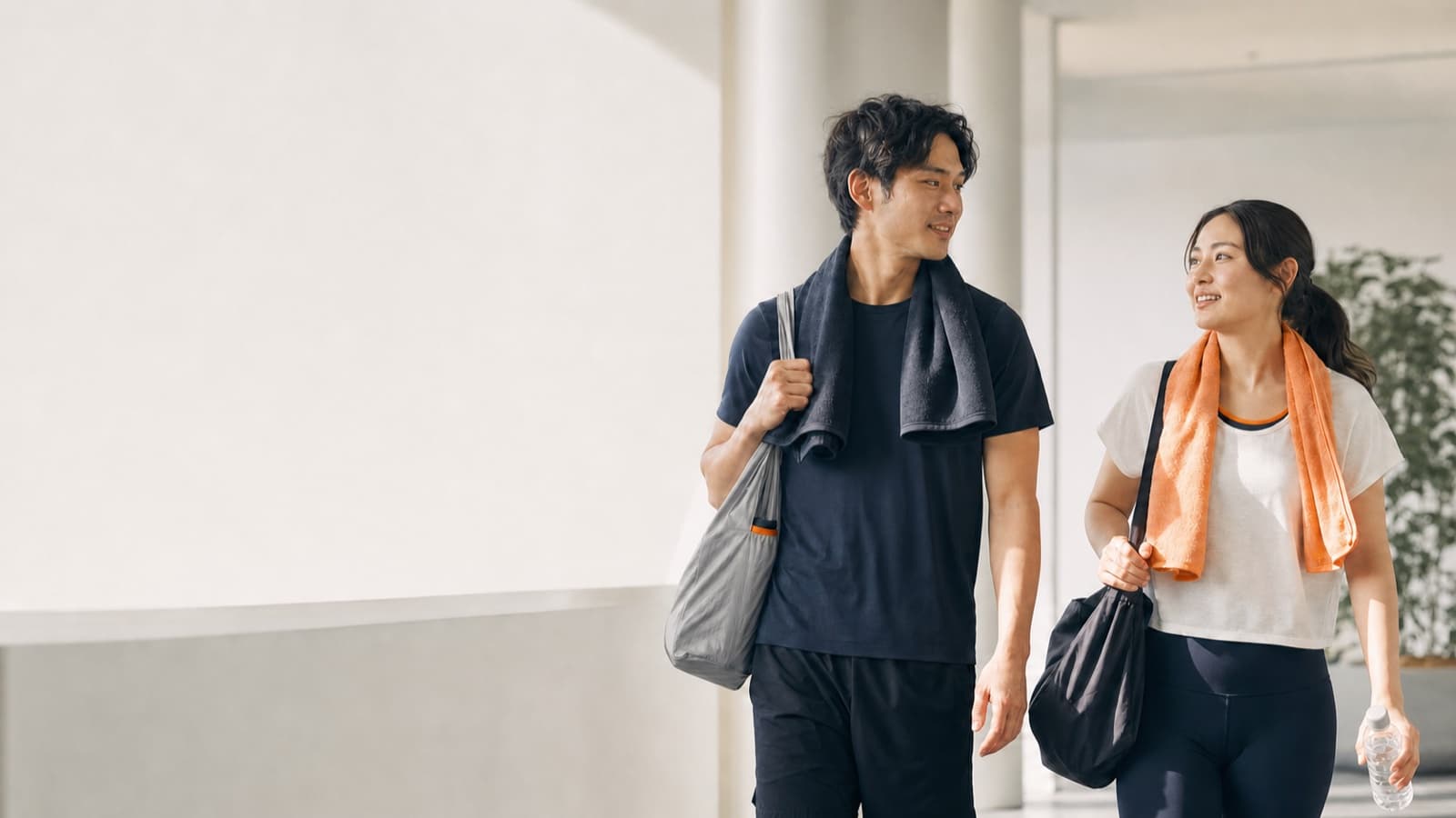 運動後に並んで歩く二人