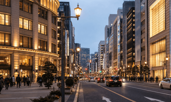 街灯と建物の明かりが灯る夕景の銀座の街並み
