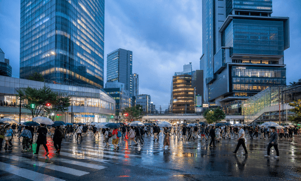 雨上がりの夕景に人が行き交う渋谷の街並み