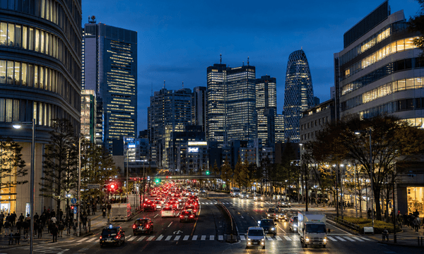 夕景の高層ビル群と大通りが広がる新宿の街並み