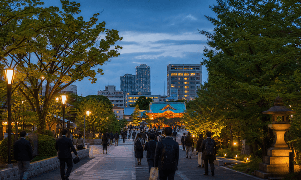 夕景の寺社と並木が広がる上野の街並み