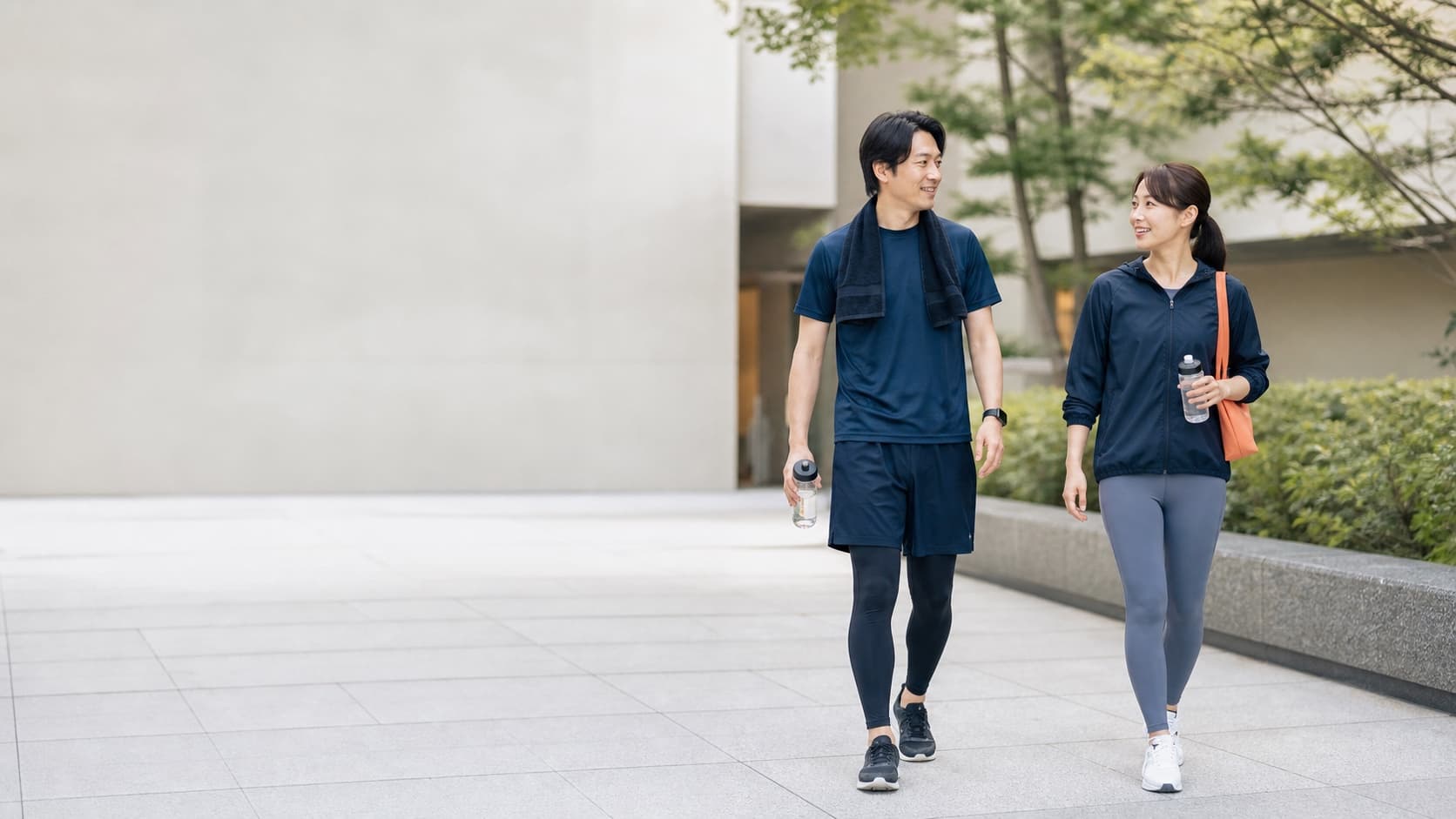 トレーニング後に会話をしながら歩く二人の利用イメージ